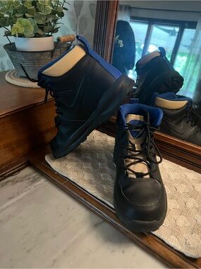 NIKE Classic Manoa LTR Double Leather Construction Boots Black Blue Boy's Sz 2.5